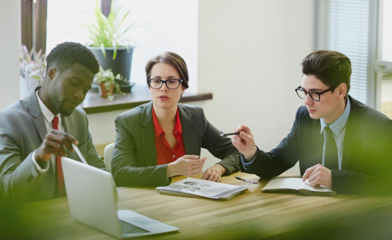 SEO Content Writing Workshop — Schreibarbeitsplatz mit Laptop und Notizen